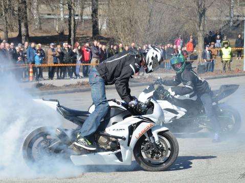 Joonas ja Juuso Vatanen stunt-numerossaan. Kuva Aarne Saali.