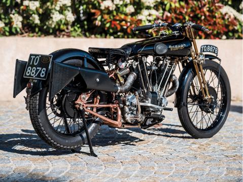 Tässä kyseisessä pyörässä 1928 Brough Superior SS100 Moby Dickissä on poikkeuksellisen paljon historian siipien havinaa.