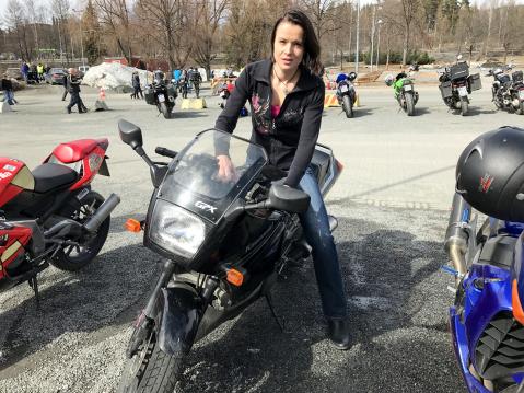 'Kawasaki GPX 500 R on helppo ja kevyt käsitellä myös kaupunkiolosuhteissa', kertoo Kati Saastamoinen.