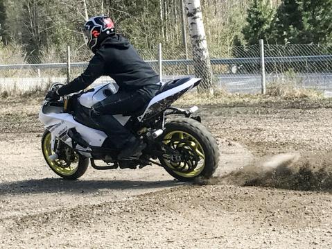  Sora lensi Konsta Kukkosen stunt-show:ssa. Kuva: Motouutiset.fi / Eija Kyllönen