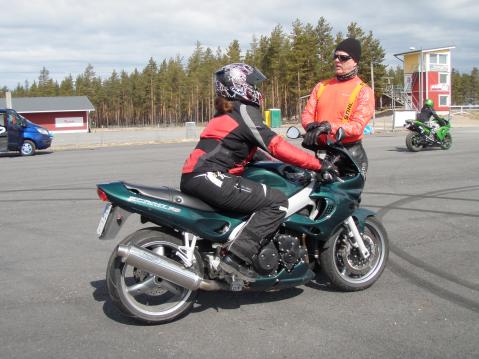 Tässä Minna Kalliokoski Triumph Sprintillä saa palautetta tehdystä suorituksesta.