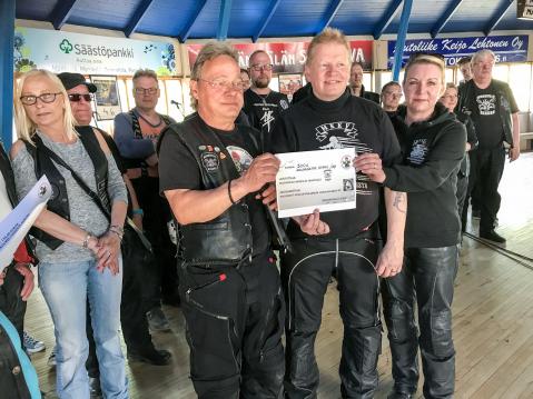 Hymyilevä / Moosehead lahjoitti 300 euroa MKKV:n toimintaan.