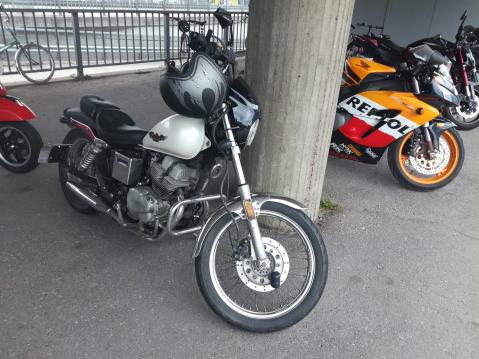 Töihin taas tultiin Helsinki-Vantaa lentokentälle. Harvemmin tulee vastaan samanlaista vempainta. Honda Rebel 250 1985. Jenkeistä tuotu joskus Suomen maalle. Kuva: Henry Palosaari.