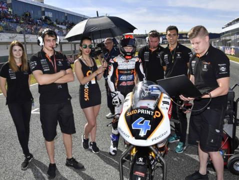 MotoGP-sarjan nuoroin kuljettaja Patrik Pulkkinen etenee pikkuhiljaa eteenpäin. Hänen datamiehenään toimii Niklas Ajo (oik.). Kuva: Peugeot MC Saxoprint.