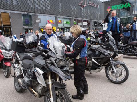 Pyörät parkkiin ja vapaata seurustelua.