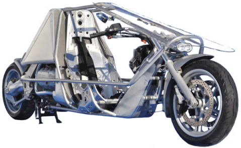 Suprine Exodus: metallikehikko suojaa kuljettajaa, ja BMW:n valmistama moottori on selän takana.