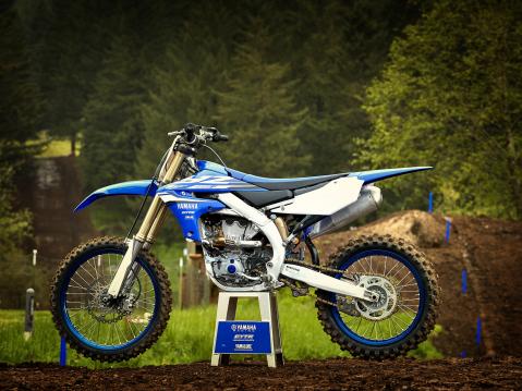 Yamaha YZ450F vuosimallia 2018.