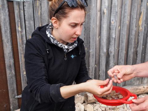 Oppaamme Heli Mäcklin arvioi kaivajan kivisaalista.