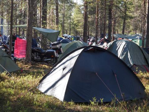 Teltat sulautuivat hyvin eräleirikeskuksen maastoon.