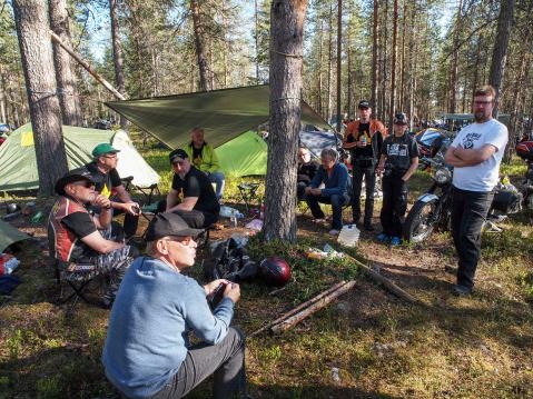 Meän Ämceen väki yritti tanssia sadetanssia juomaluvan saamiseksi, tässä väki tauolla.