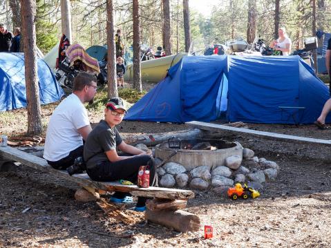 Meän Ämceen nuorisosiipi isänsä kanssa makkaranpaistossa.