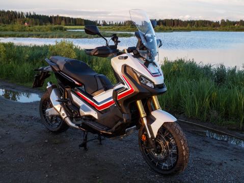 Honda XAdv vuosimallia 2017.Tuulilasi on säädetty ylimäpään asentoon.