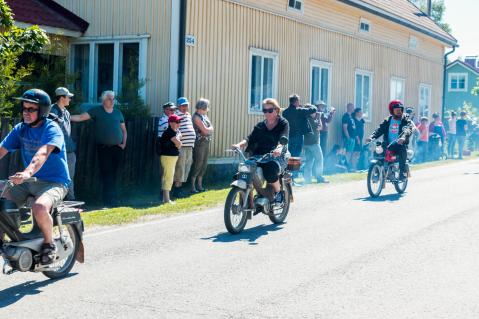 Käykös tämä vähän rikkaalla, vai onko bensassa liikaa öljyä? Kuva: Antti-Jukka Tuomela.