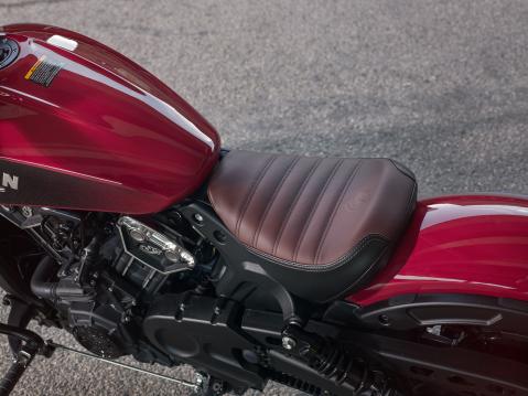 Mallivuoden 2018 Indian Scout Bobber. Ja kaksivärinen satula.