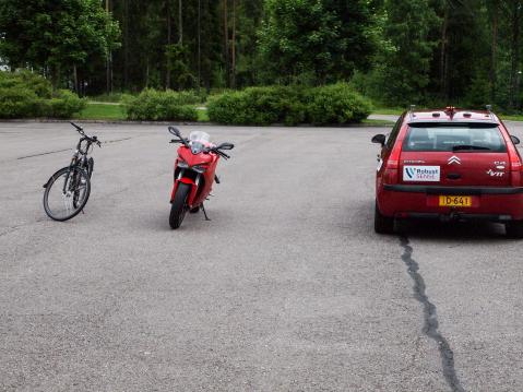 Pyörä, moottoripyörä ja auto. Paljon on vielä tehtävää, että itsenäisesti liikenteessä ajava auto liikkuu siellä muiden tienkäyttäjien henkeä vaarantamatta.