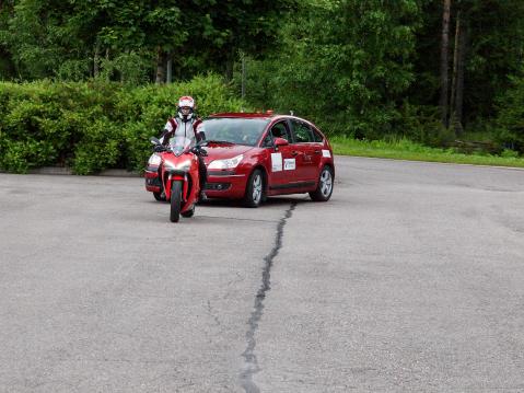 Näin päin laitteet vielä erottivat ajoneuvot toisistaan, mutta kun auto ajoi edellä, niin moottoripyörä katosi jokaisen mittalaitteen näkyviltä.