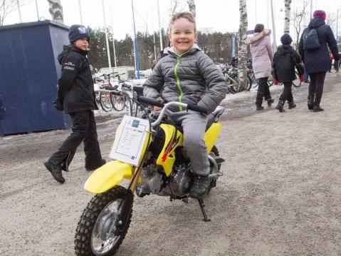 Kyse on 6-vuotiaan Elmon kohdalla jo toisesta motorisoidusta kulkineesta.