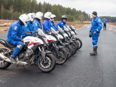 PolAMKin ylikonstaapeli Petri Marttila ja ryhmä ohjeistettavana.