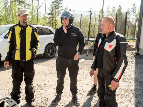 Topi Rautjoki (kuvassa vasemmalla) tuli auttamaan retkuetta Jawan korjaamisessa. Oikealla Tomi Ropponen.