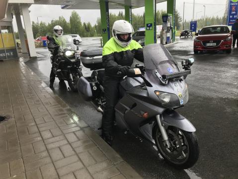 Minna Sukeva Bemarin Gessu Adventurella (R1200) ja Reijo Huhta Yamaha FJR:ll.