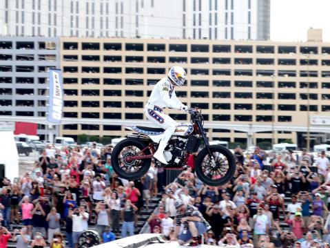 Travis Pastrana ja hyppy romutettujen autojen yli.