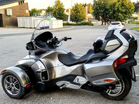 CanAm Spyder on kolmipyöräisenä vakaa, ja sopii aremmallekin kyytiläiselle.