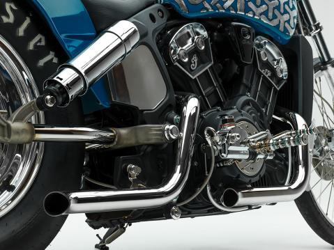 Christian Newmanin rakentama Indian Scout Bobber