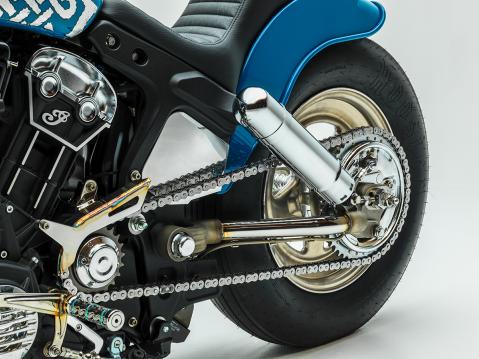 Christian Newmanin rakentama Indian Scout Bobber