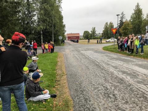 MKKV Karvia. Innostunut odotus oli lasten keskuudessa käsin kosketeltavissa - odottavan aika on pitkä.