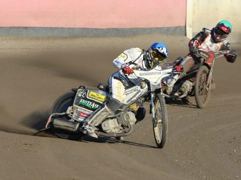 <p>Wasamien Niko Siltaniemi oli voittaneen joukkueen paras pistemies Yyterin kilpailussa. Takana Porin Nopea Racingin Teemu Lahti. Kuva: Matias Hirsimaki</p>