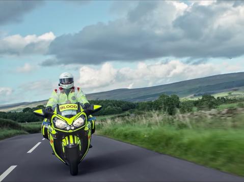 Blood Bikers of England. Kaikki yli 3300 kuljettajaa ovat vapaaehtoisesti mukana korvauksetta.