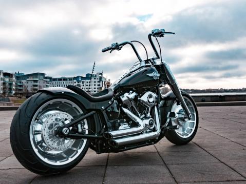 Harley-Davidson Fat Boy Softail -mallista tehty 'Fat Boy T2', Terminator 2 -elokuvan henkeen rakennettu custom voitti pohjoismaiden kisan.