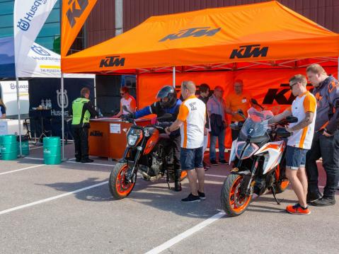 Pasi Leppästa opastetaan KTM:n saloihin.