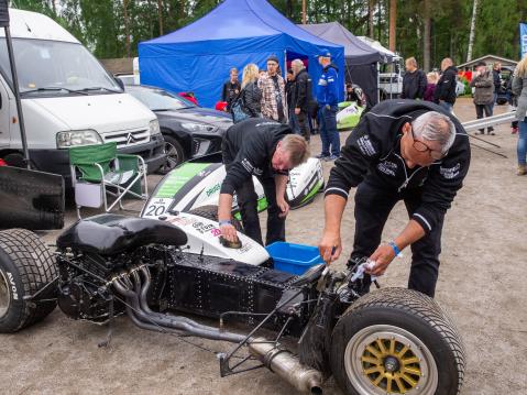 Jokaisen radalla käynnin jälkeen pyörät pestiin huolella. Kuvassa Kees Endeveld ja Jeroes Remme.