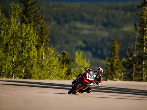 Codie Vahsholtz ajamassa Ducati Multistrada 1260:lla Pikes Peakissa Coloradossa.