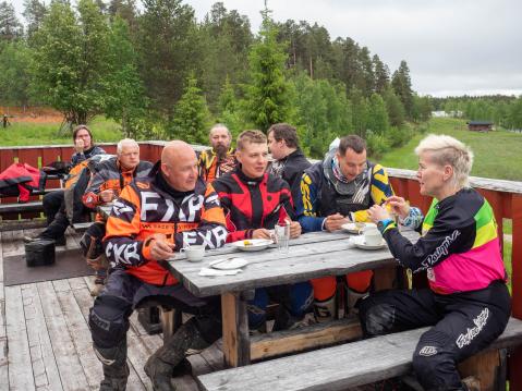 Tolosen Pirtin terassilta on hienot näkymät Ivalonjoelle.