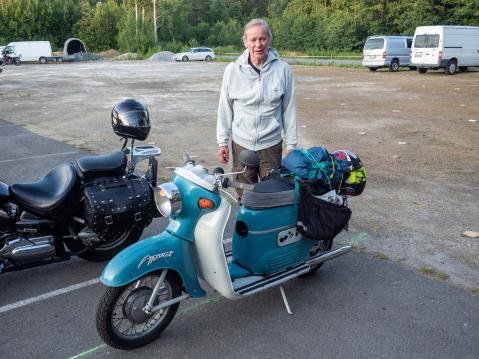 Veteraaniralli 2019: Tapio Kulmala ja hieno Jawa-skootteri.