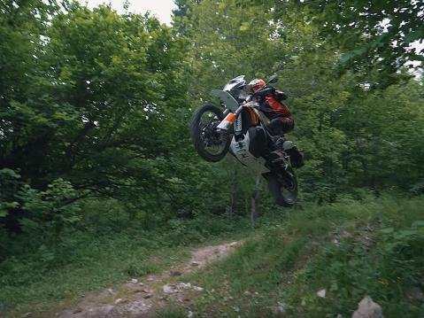 Chris Birch ja KTM 790 Adventure R Rally vauhdissa.