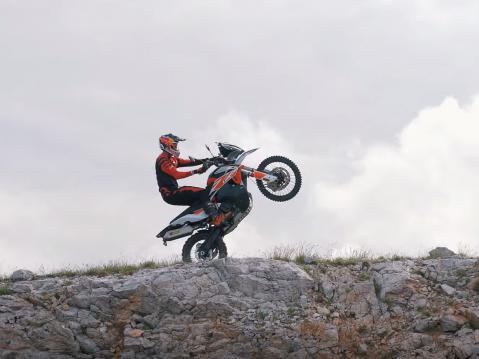 Chris Birch ja KTM 790 Adventure R Rally vauhdissa.