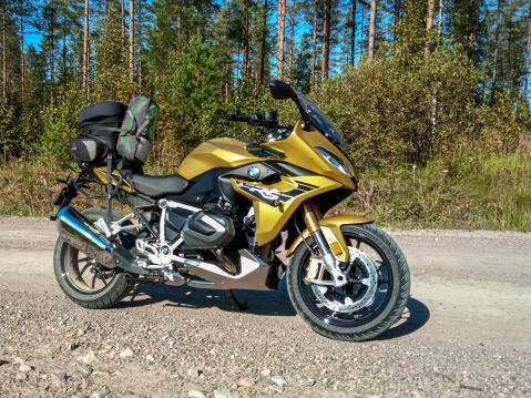 BMW R1250RS matkasportti vuosimallia 2019 sopii sorateillekin. Kuva: Tommi Lumiaho