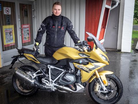 Koeajajamme Tommi Lumiaho ja 2019 BMW R1250RS.