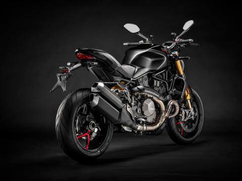 2020 Ducati Monster 1200 S, mustaa mustalla.