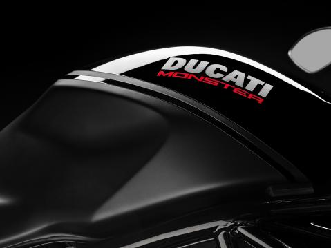 2020 Ducati Monster 1200 S, mustaa mustalla.