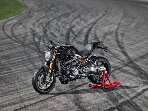 2020 Ducati Monster 1200 S, mustaa mustalla.