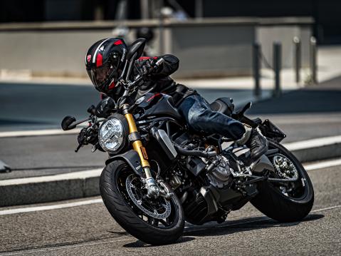 2020 Ducati Monster 1200 S, mustaa mustalla.