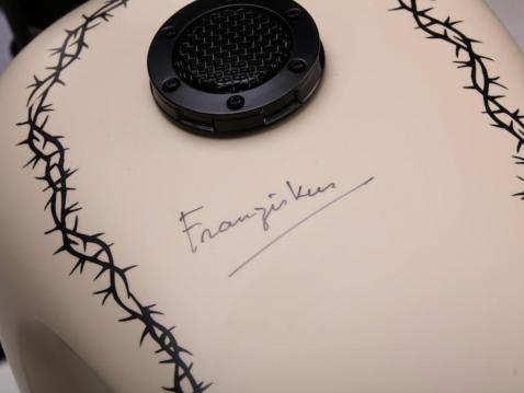 Paavi Franciscuksen signeeraus.