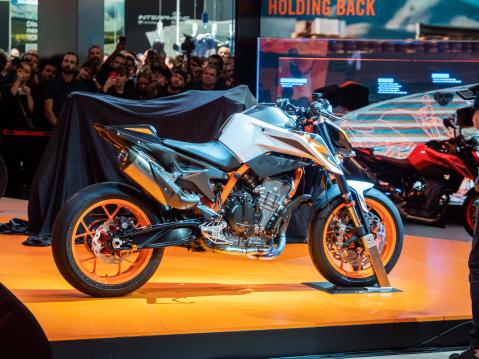 KTM 890 Duke R 2020 EICMA-messuilla marraskuussa 2019.