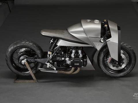 Kenzo. Death Machines of Londonin samurai-vaikutteinen vm 1977 Honda Gold Wing 1000 -luomus.