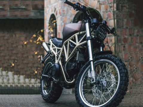 LL Motorcyclesin rakentama Ducati SS750 Scrambler. Trellisrunko jatkuu takavaloon asti.