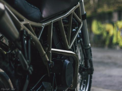 LL Motorcyclesin rakentama Ducati SS750 Scrambler. Trellisrunko jatkuu takavaloon asti.